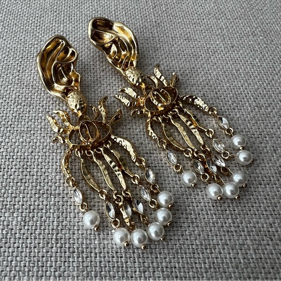 Surrealist Ear Anatomy Gold Crystal Pearl Earrings - Picture 3 of 12